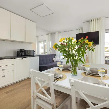 Wyjatkowe Z Balkonem 350 M Od Plazy By Renters Miedzywodzie